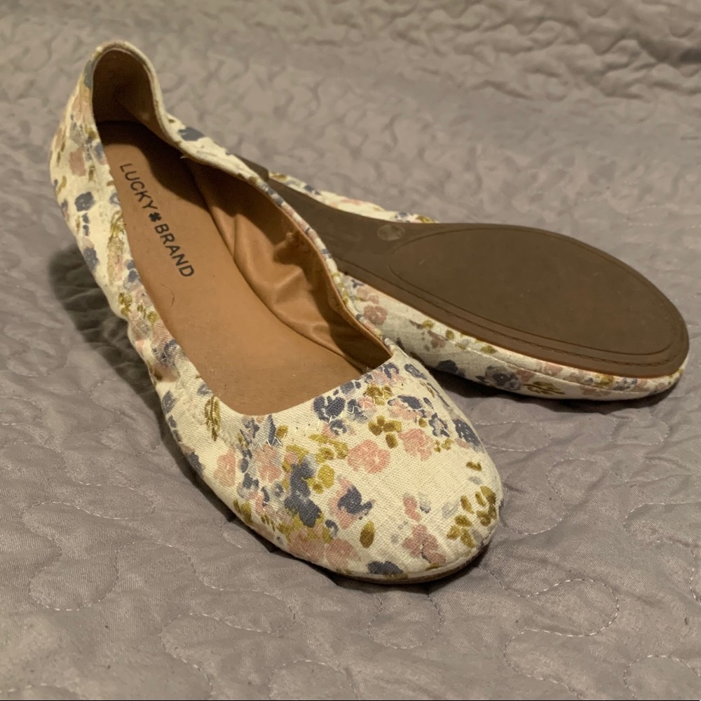 Lucky Brand Emmie Flat Floral White, 9 Wide
